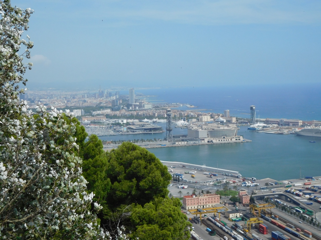 Montjuïc cietoksnis, skats uz ostu un Vidusjūru